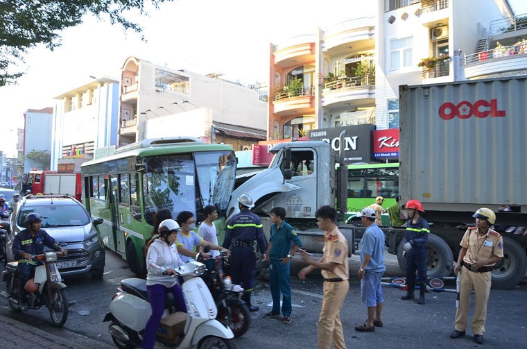 Kinh hoang container lao vao xe buyt, nhieu nguoi bi thuong-Hinh-4